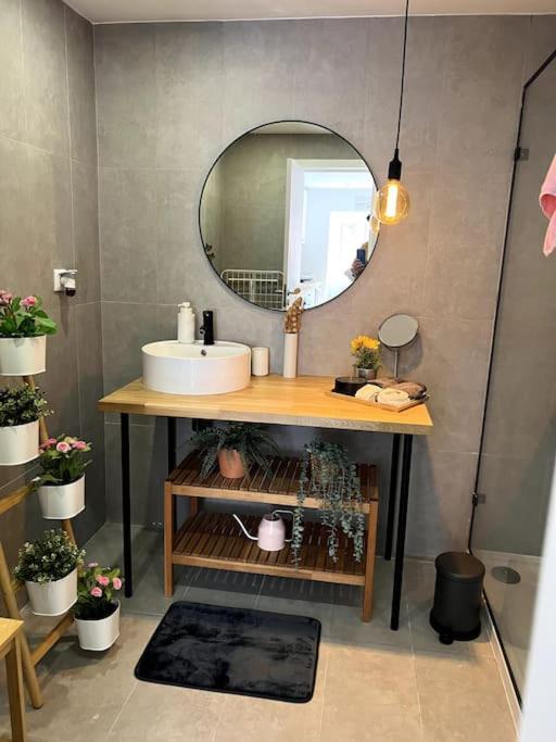 Appartamento Luxury Artistic Digital Nomad Getaway W/ Terrace Lisbona Esterno foto