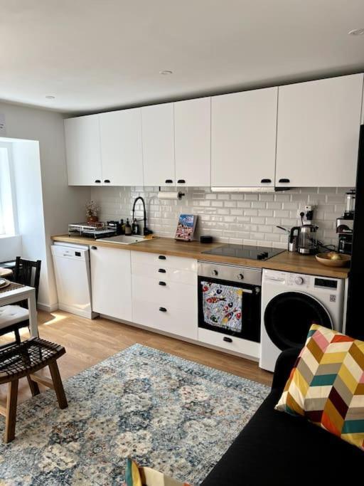Appartamento Luxury Artistic Digital Nomad Getaway W/ Terrace Lisbona Esterno foto