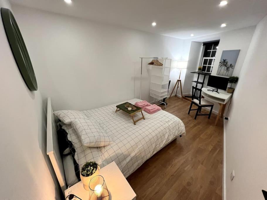 Appartamento Luxury Artistic Digital Nomad Getaway W/ Terrace Lisbona Esterno foto