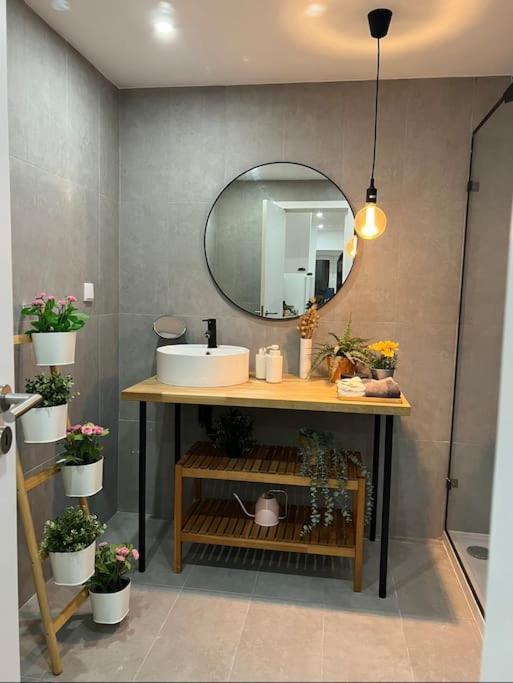 Appartamento Luxury Artistic Digital Nomad Getaway W/ Terrace Lisbona Esterno foto