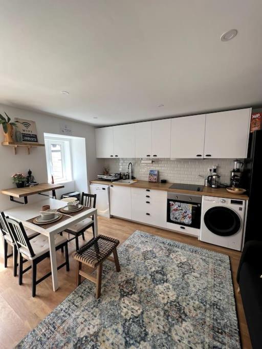 Appartamento Luxury Artistic Digital Nomad Getaway W/ Terrace Lisbona Esterno foto