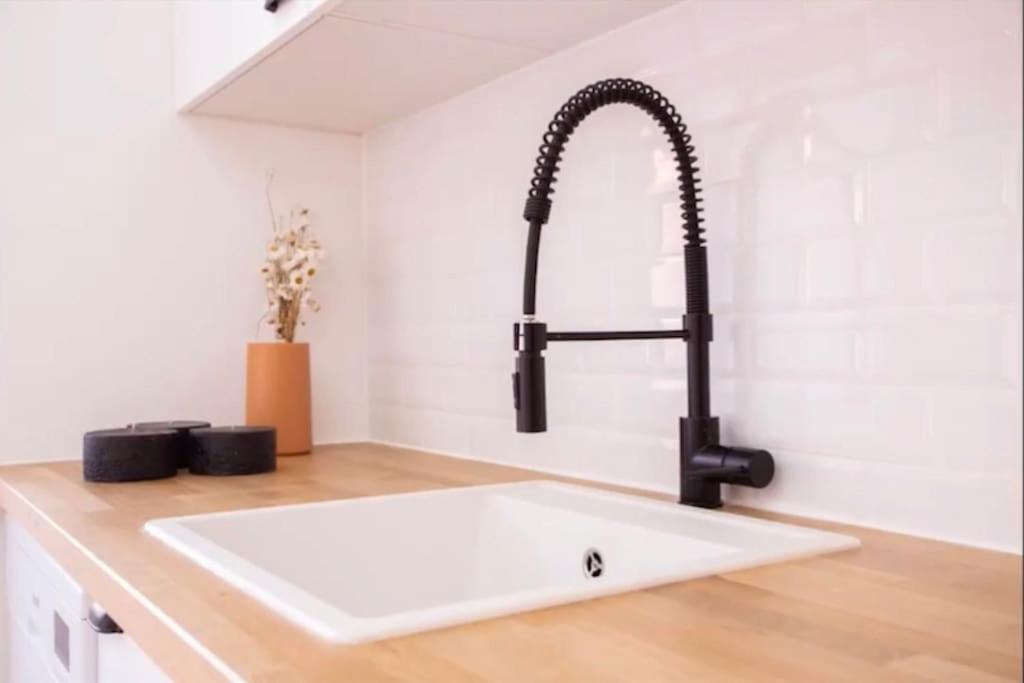 Appartamento Luxury Artistic Digital Nomad Getaway W/ Terrace Lisbona Esterno foto