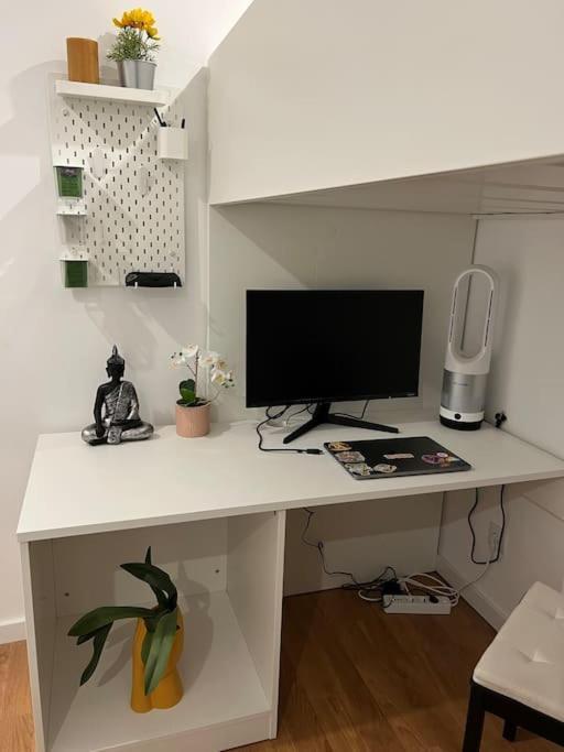 Appartamento Luxury Artistic Digital Nomad Getaway W/ Terrace Lisbona Esterno foto